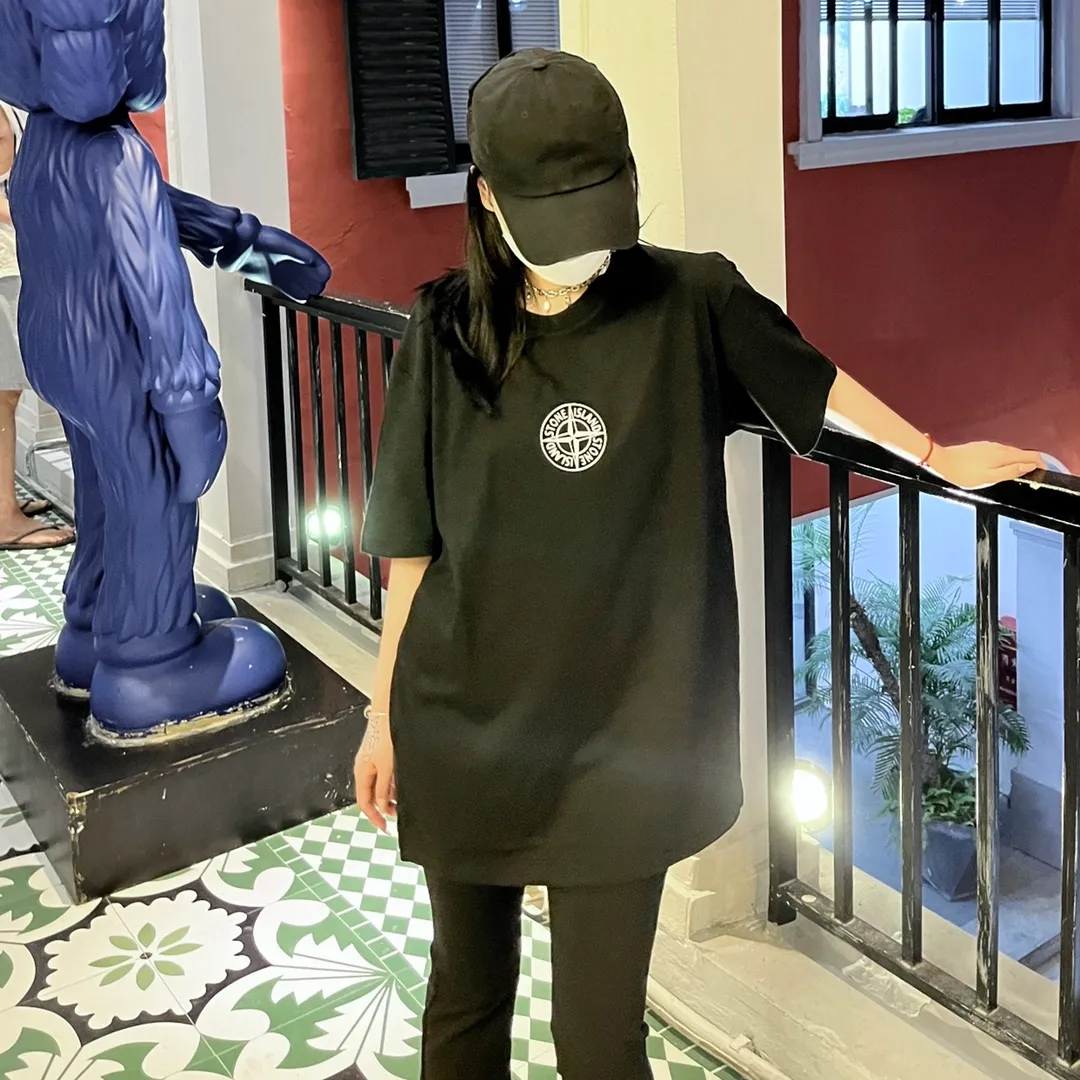 W610#P110💰 Stone Island logo printed front and back short-sleeved men's and women's loose casual T-shirts. Made of 260g combed cotton with 32-count double yarn. Double-threaded two-needle pressed thread. No deformation after long-term washing. Imported 3D printing. No fading. No cracking. Authentic pattern making. Double tags washed. Original packaging. Color: black-white. Size M-XXL.